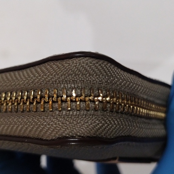 Coach Brown Leather Zip Wallet – Dual-Tone Design - Gold Logo | Sleek & Stylish - Picture 10 of 15